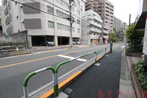 建物前