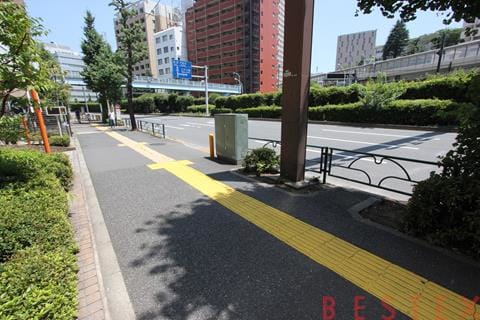 建物前