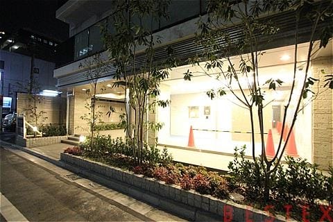 建物前